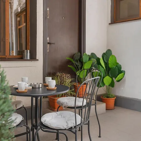 Luxury With Private Garden & Parking