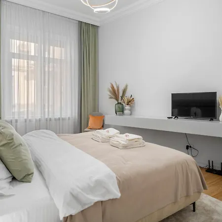 Luxury With Private Garden & Parking Apartament *