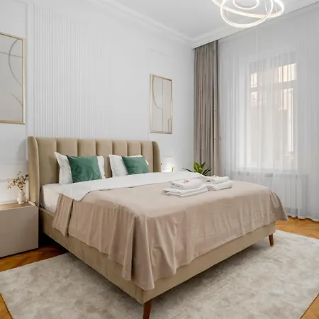 Apartament Luxury With Private Garden & Parking