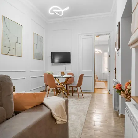 Luxury With Private Garden & Parking *