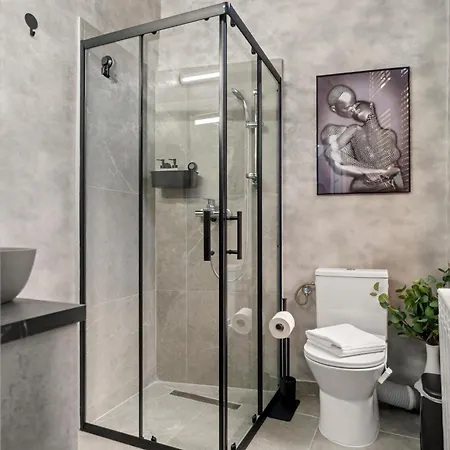 Luxury With Private Garden & Parking Apartment Bucharest