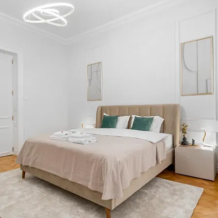 Luxury With Private Garden & Parking Apartament