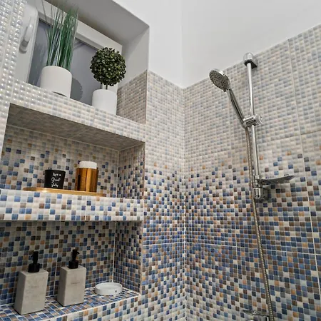 Luxury With Private Garden & Parking Apartament