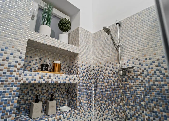 Luxury With Private Garden & Parking アパート