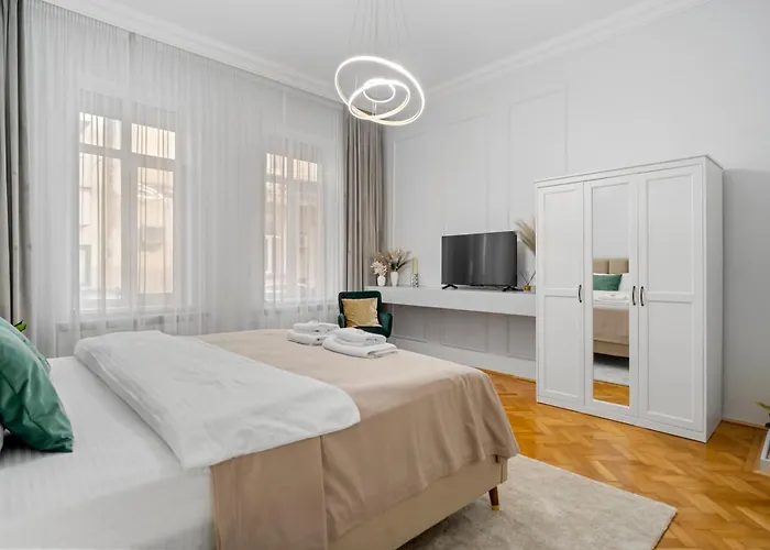 Luxury With Private Garden & Parking * Bukarest