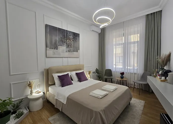Luxury With Private Garden & Parking Апартаменты Бухарест