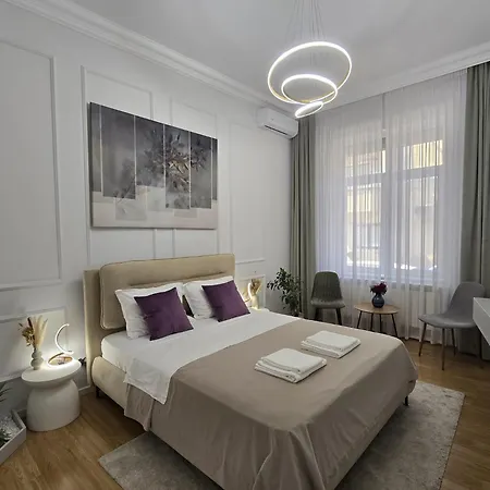 Luxury With Private Garden & Parking Lägenhet Bukarest