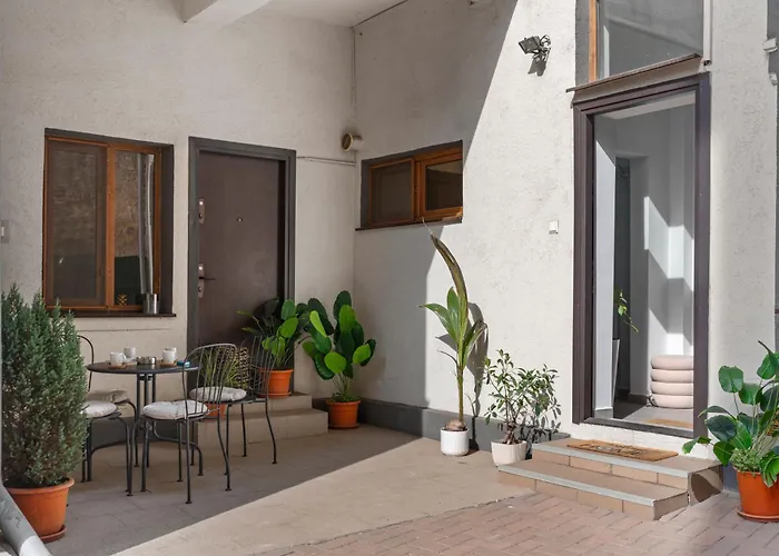 Lägenhet Luxury With Private Garden & Parking