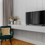 Luxury With Private Garden & Parking * Бухарест