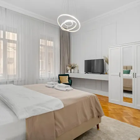 Luxury With Private Garden & Parking * Bukurešť