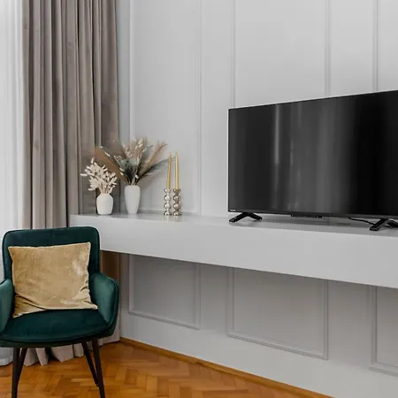 Luxury With Private Garden & Parking * Bukurešť