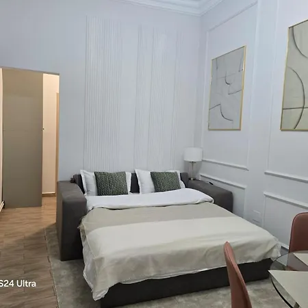 Apartmán Luxury With Private Garden & Parking *