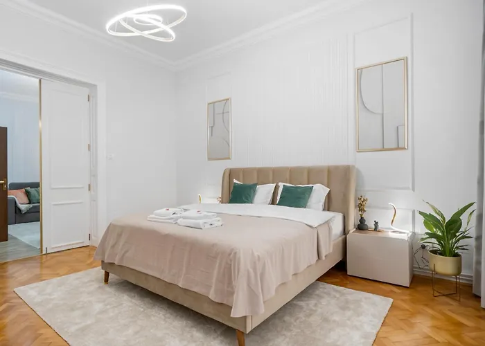 Luxury With Private Garden & Parking Apartment