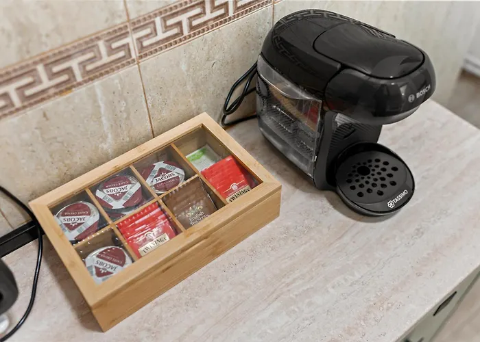 Luxury With Private Garden & Parking Apartment *