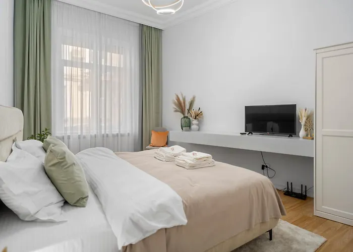 Luxury With Private Garden & Parking Apartment *